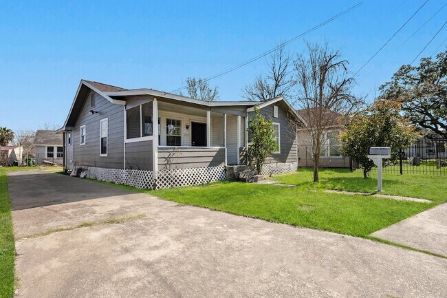 Building Photo - 214 N Hagerman St