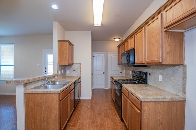 Building Photo - Beautiful 3 Bedroom, 2.5 Bath duplex located in Woodland Estates!