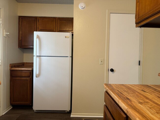 Building Photo - ADORABLE TOWNHOME