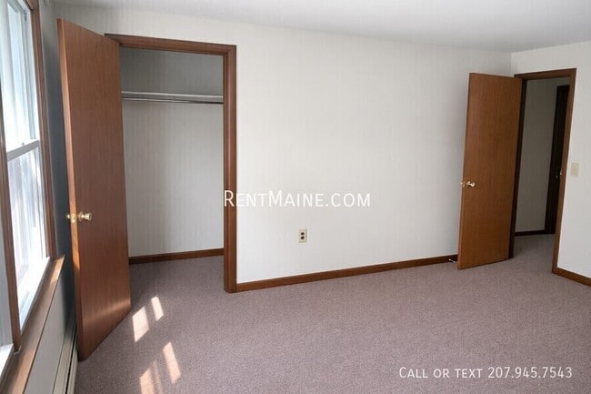 Building Photo - 19 Hemlock St