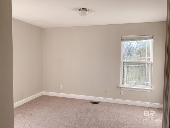 Building Photo - 116 S Elm St