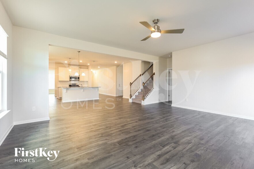 Building Photo - 565 Hillpark Ln