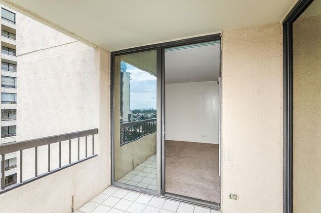 Building Photo - Aloha Towers - 2 bedroom, 2 bath corner unit with 1 covered parking stall