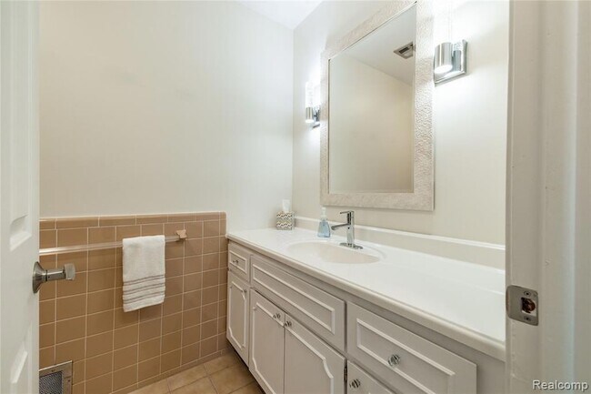 Building Photo - 24356 E River Rd