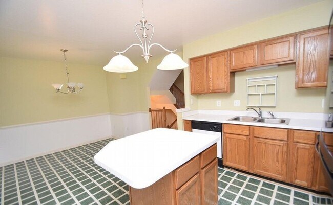 Building Photo - Beautiful Townehome - Lees Hill Community