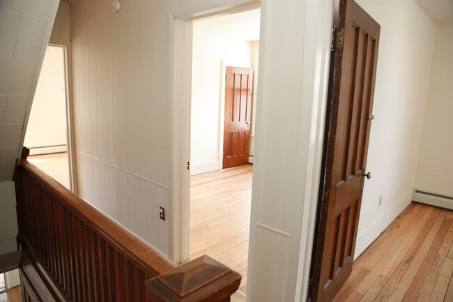 Building Photo - Large 3 Bedroom + Bonus Room with Laundry ...