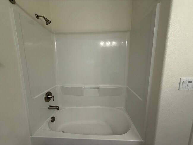 Building Photo - Spacious 3 bed 2.5 bath available in North...