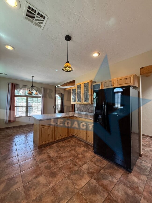 Building Photo - 4-Bedroom Home - New Carpet & Fresh Paint!