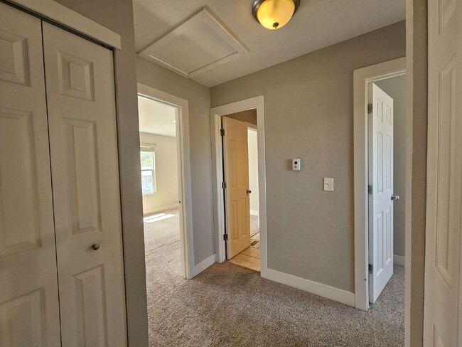 Building Photo - Spacious 4-Bedroom Aurora Home with Garage...