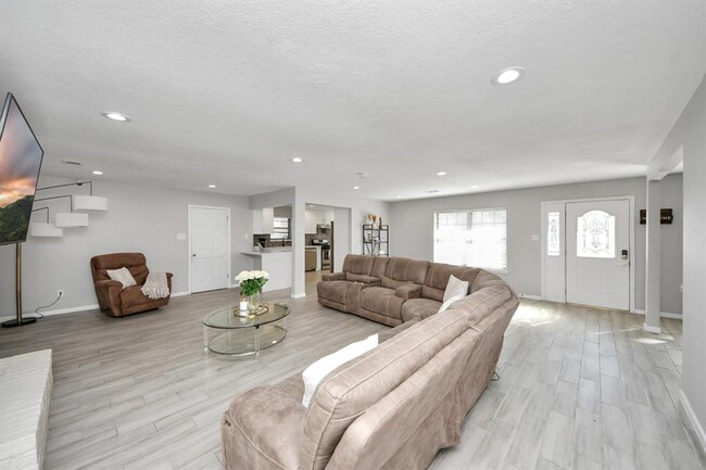 Building Photo - 2402 Bammel Timbers Ln