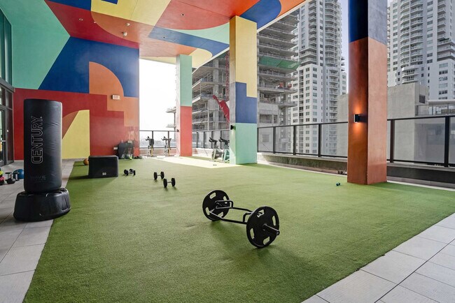 Building Photo - 404 NE 2nd Ave