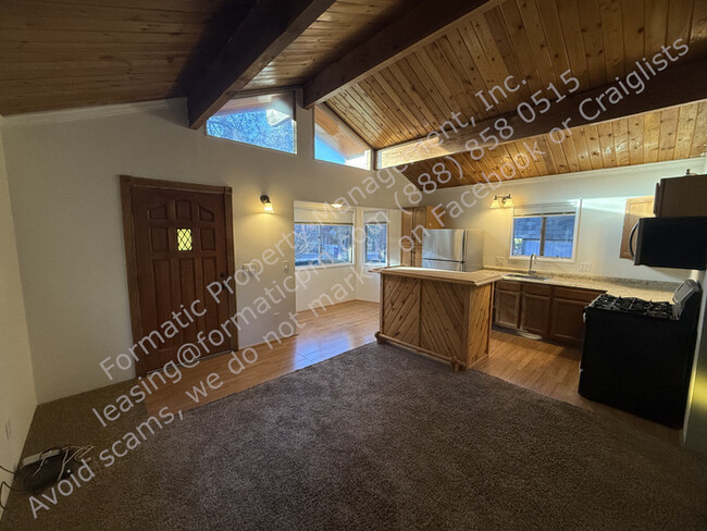 Building Photo - Pet-Friendly Two Bedroom Cabin in Sugarloaf!