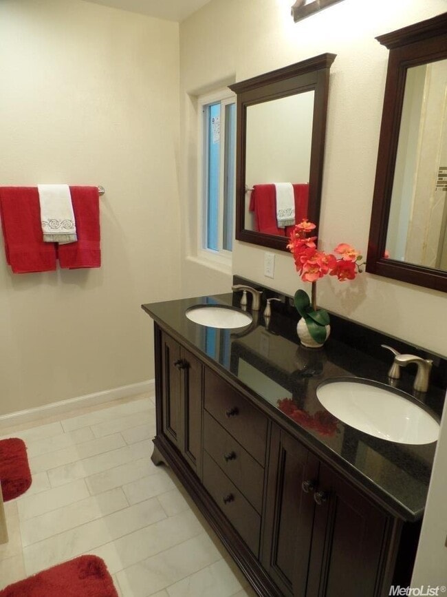 Building Photo - Upgraded 2 bedroom condo in a gated commun...