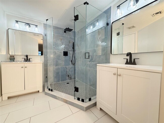 Building Photo - 5900 SW 127th Ave