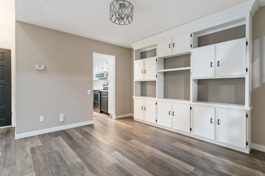 Building Photo - Charming 2BR + Loft Townhome with Stylish ...