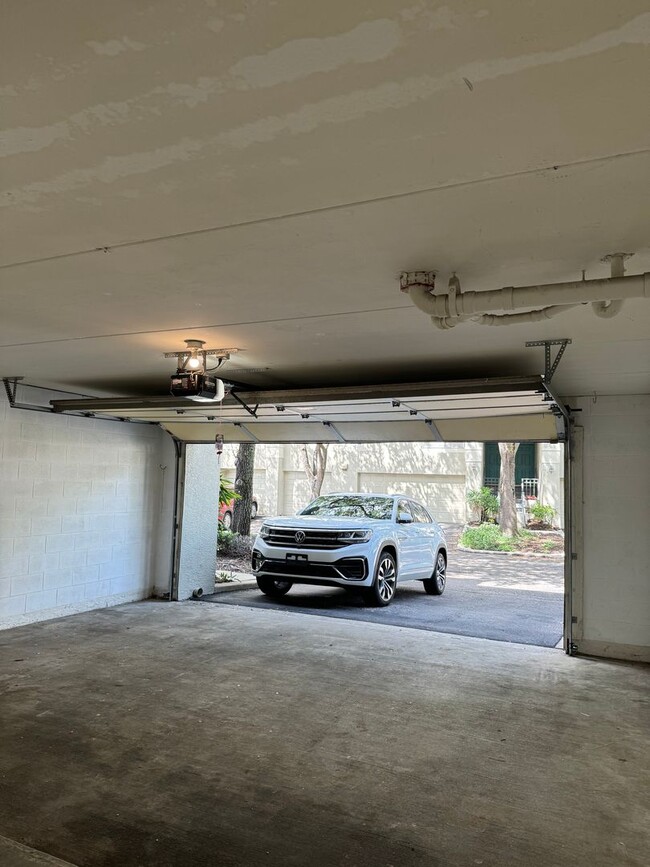 Building Photo - Harbour Island Townhome