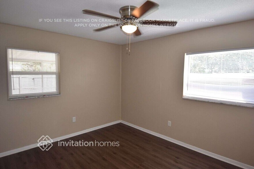 Building Photo - 830 N Sunset Dr