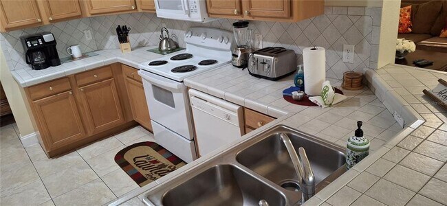 Building Photo - 500 Orista Dr