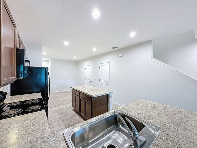 Building Photo - Dream Townhome in Magnolia Grove, Davenport !