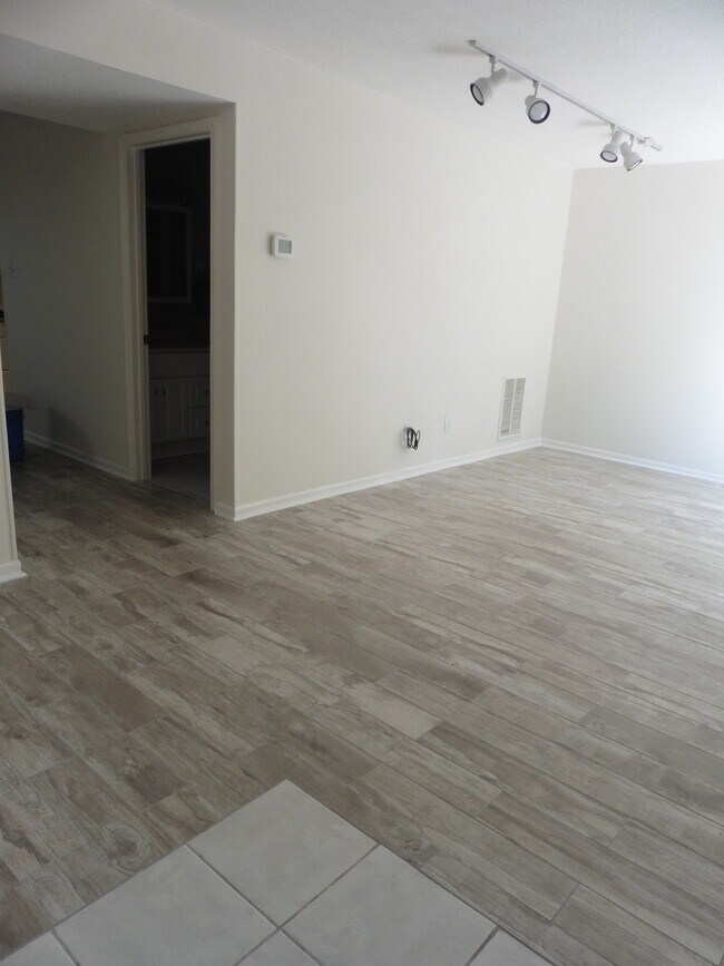 Building Photo - 4257 Lake Ridge Dr