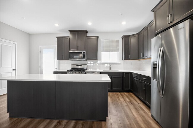 Building Photo - Beautiful 3 Bedroom, 2.5 Bath Bridgeport Townhome!