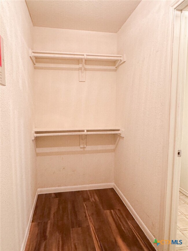 Building Photo - 3203 Viewcrest Dr