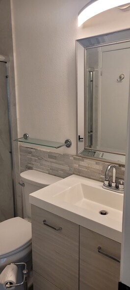 Bathroom Viewed From Bedroom Entrance - 78129 Crimson Ct