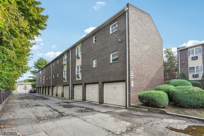 Building Photo - 421 Bloomfield Ave