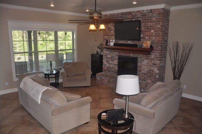 Building Photo - 560 Hickory Ridge Rd