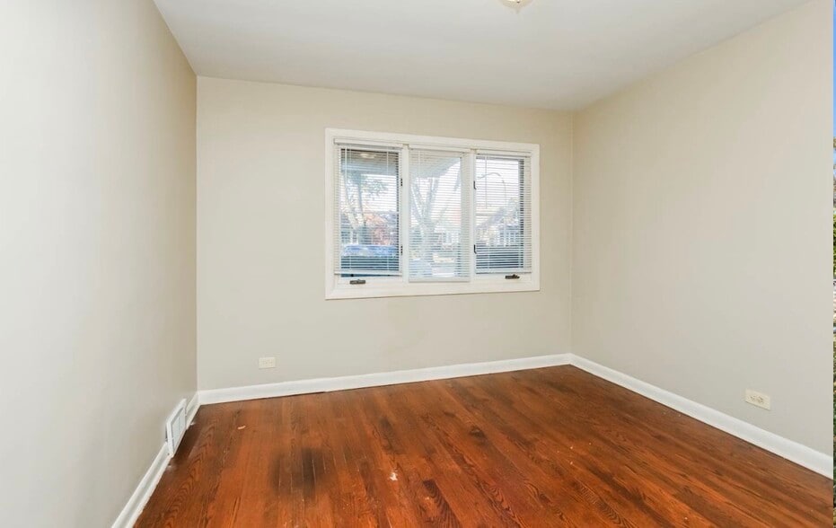 Building Photo - 10114 S California Ave