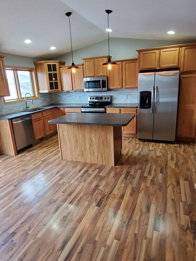 Building Photo - Beautiful 4 bedroom pet friendly house on ...