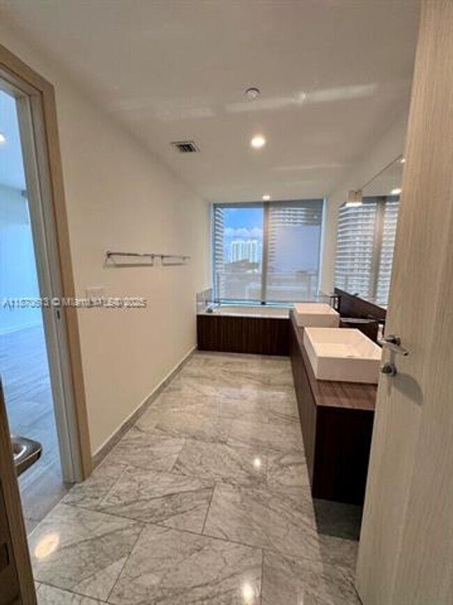 Building Photo - 1000 Brickell Plaza