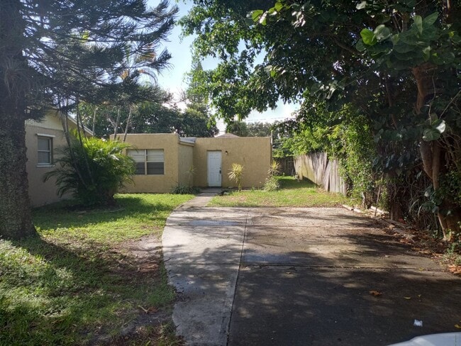 Building Photo - Come see this 2/1 with no Hoa