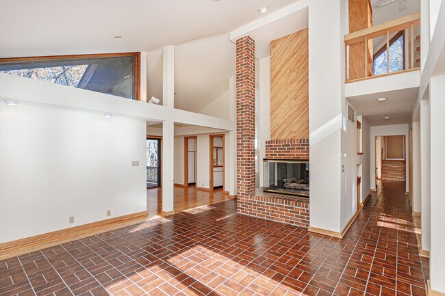 Building Photo - 1424 Bradford Dr