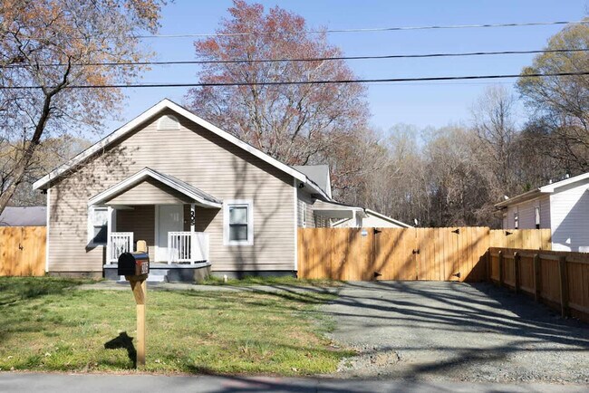 Building Photo - 305 Caswell St