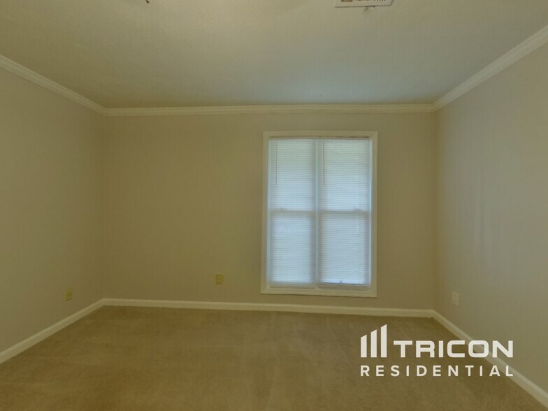 Building Photo - 2544 Highland Dr SE