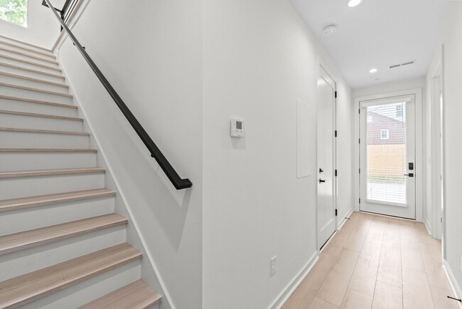 Building Photo - Move-in Ready Modern Townhome!!