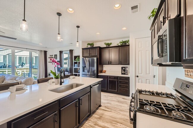 Building Photo - Modern Comfort in Castle Rock: 2-Bed, 2-Bath Home!!