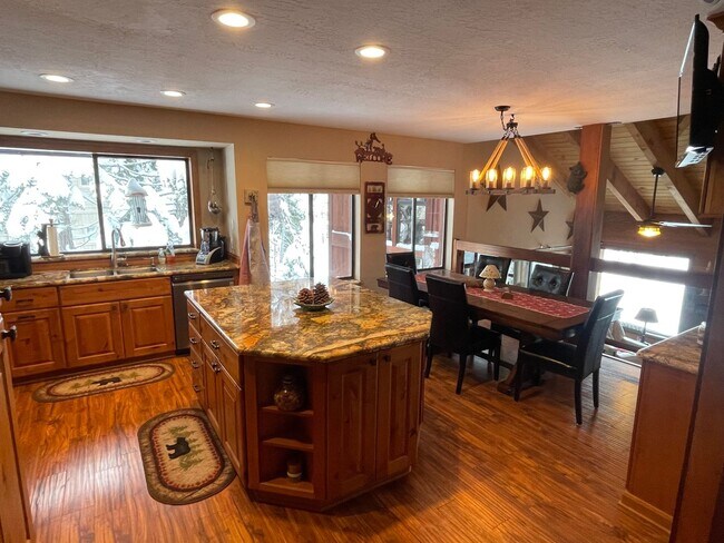 Building Photo - Beautiful furnished house in Stateline available now!