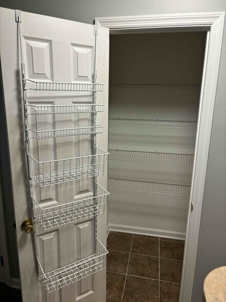 Building Photo - 7933 Shadow Oak Dr