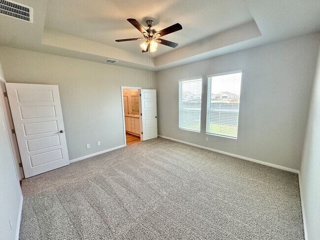 Building Photo - Luxury 3-Bed, 2-Bath in Emma Park!