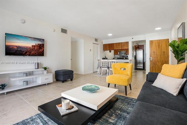 Building Photo - 1200 Brickell Bay Dr