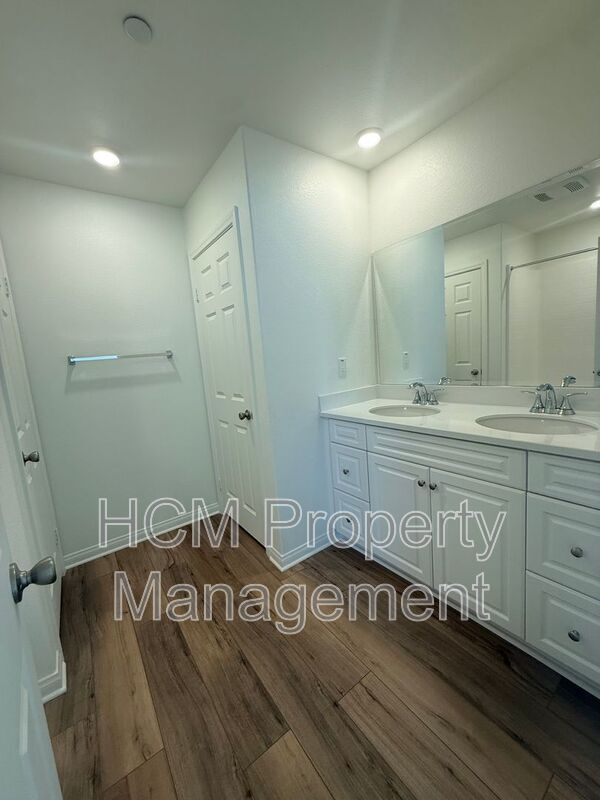 Building Photo - 4254 S Hermosa Paseo