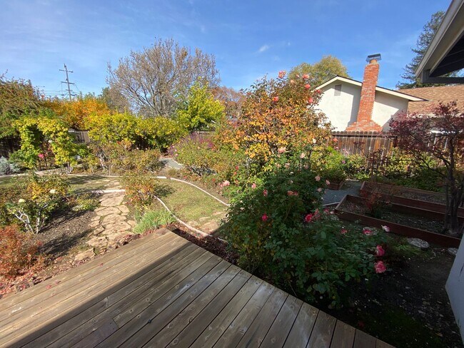 Building Photo - 3 Bed 2 Bath SIngle Family Home In Walnut Creek (Water, Garbage, Internet Are Included In The Rent)