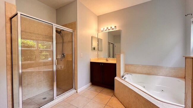 Building Photo - Available NOW! Stunning 4-Bedroom Home in ...