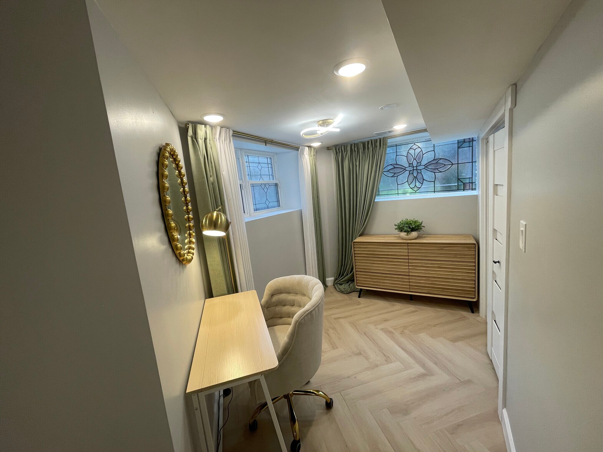 Office - 656 E 50th Pl