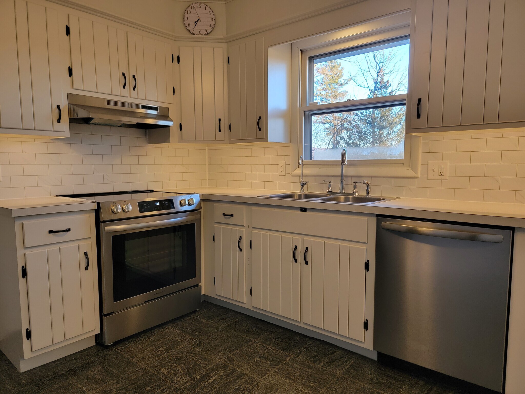 Building Photo - 40 Pine Crest Dr
