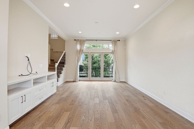 Building Photo - Gorgeous 2 Bed, 2.5 Bath Townhome in Exclusive Reflection Community!
