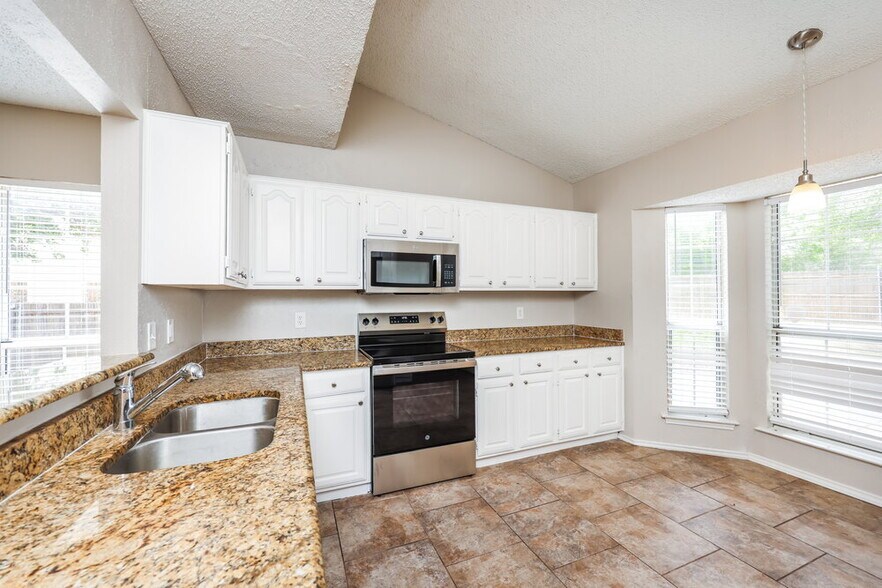 Building Photo - 928 Eagle Dr