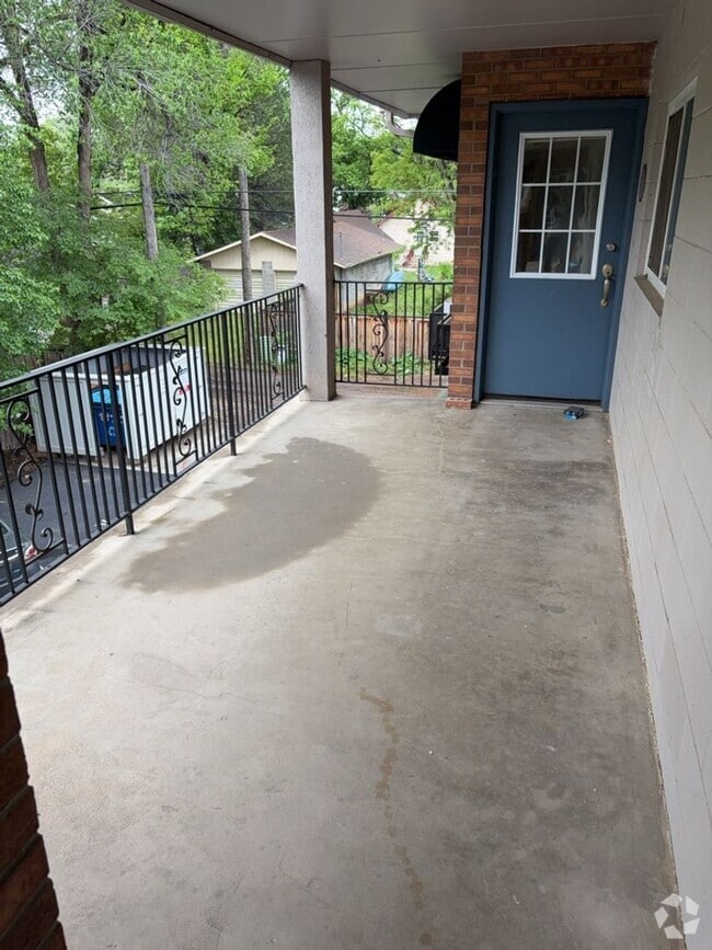 Building Photo - Location! Location! 2bd 1 ba Condo mere bl...